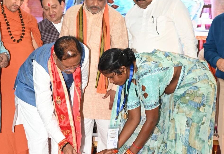 तेंदूपत्ता संग्राहकों के सम्मान में ‘चरण पादुका योजना’ का पुनः शुभारंभ – मुख्यमंत्री श्री साय