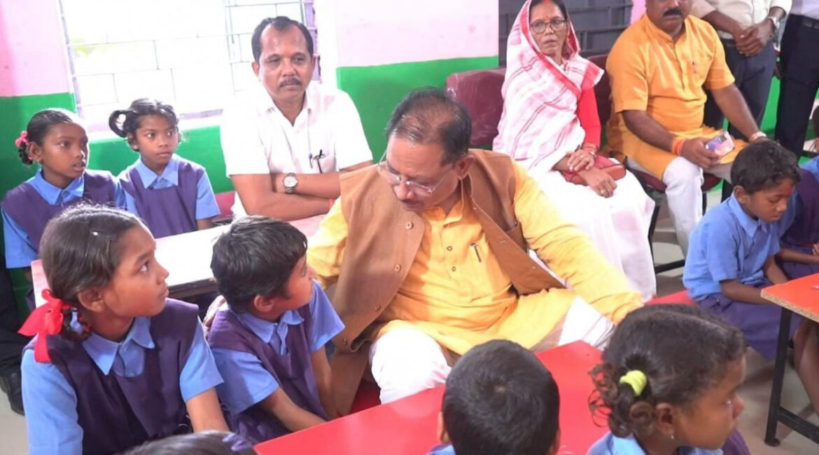 मुख्यमंत्री श्री विष्णु देव साय नन्हें बच्चों के बीच बैठकर स्मार्ट क्लास-रूम से हुए रू-ब-रू