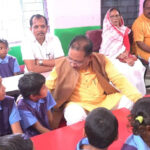 मुख्यमंत्री श्री विष्णु देव साय नन्हें बच्चों के बीच बैठकर स्मार्ट क्लास-रूम से हुए रू-ब-रू