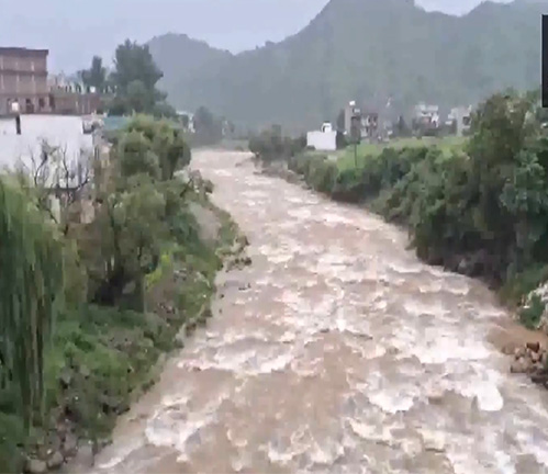 जम्मू-कश्मीर के राजौरी में भारी बारिश से बाढ़ जैसे हालात, सभी स्कूल बंद