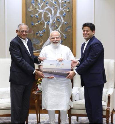 टीवीएस मोटर कंपनी के चेयरमैन श्रीनिवासन ने पीएम मोदी से की मुलाकात