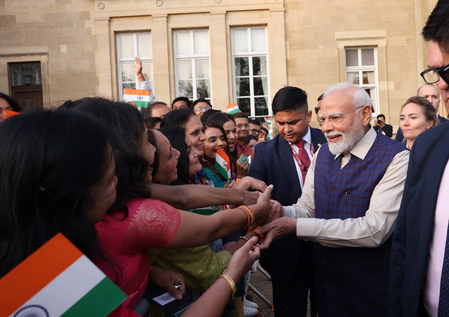 पीएम मोदी का लंदन में प्रवासी भारतीयों ने किया जोरदार स्वागत, बोले- ‘मैं अभिभूत हूं’
