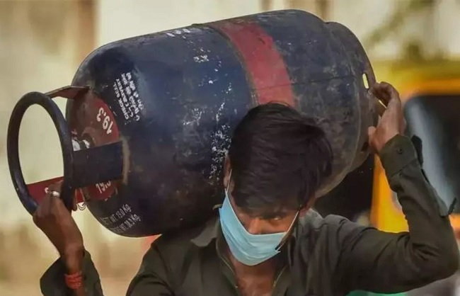 कमर्शियल गैस सिलेंडर की कीमत में 33.50 रुपये की कटौती, नई कीमतें आधी रात से लागू