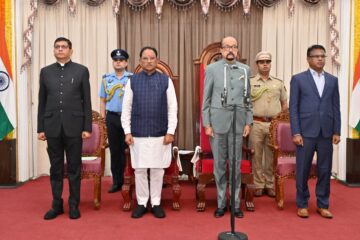 राज्यपाल श्री रमेन डेका ने आज यहां राजभवन के छत्तीसगढ़ मण्डपम् में सर्वश्री श्री गजेन्द्र यादव, श्री राजेश अग्रवाल, एवं गुरू खुशवंत साहेब को मंत्री पद एवं गोपनीयता की शपथ दिलाई।