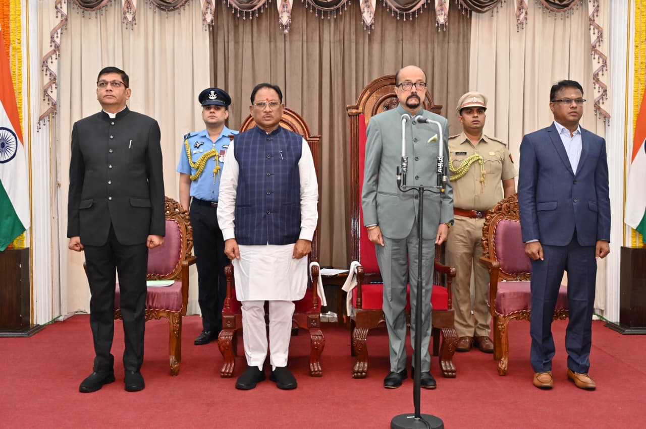 राज्यपाल श्री रमेन डेका ने आज यहां राजभवन के छत्तीसगढ़ मण्डपम् में सर्वश्री श्री गजेन्द्र यादव, श्री राजेश अग्रवाल, एवं गुरू खुशवंत साहेब को मंत्री पद एवं गोपनीयता की शपथ दिलाई।