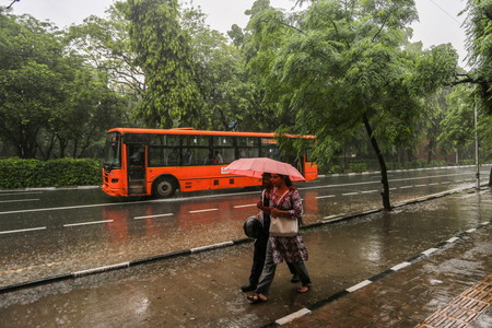 दिल्ली-एनसीआर में पल-पल बदल रहा मौसम, बारिश से राहत और चुनौतियां