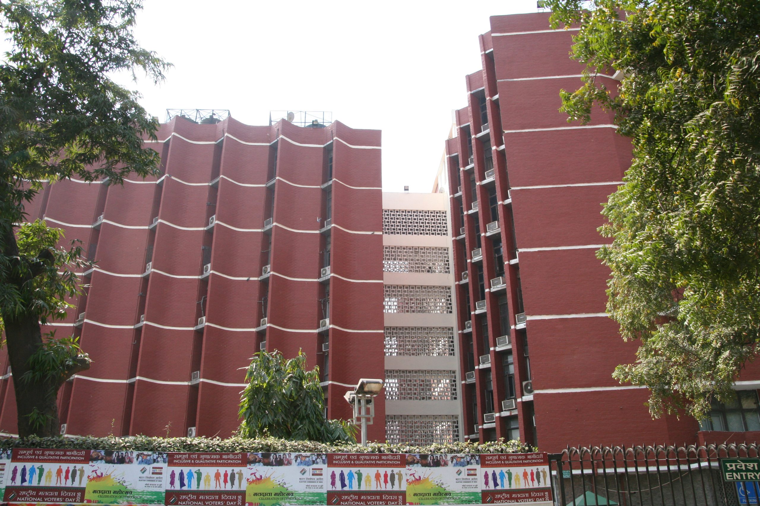 चुनाव आयोग ने 476 अन्य गैर-मान्यता प्राप्त राजनीतिक दलों को हटाने की प्रक्रिया शुरू की