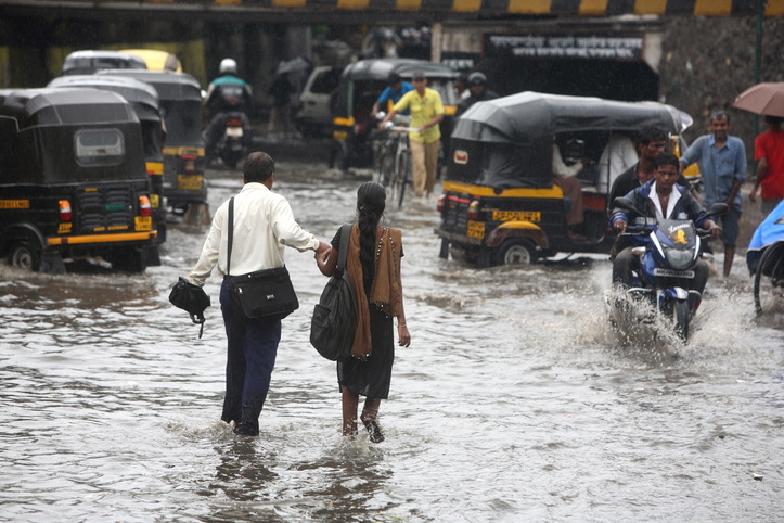 मुंबई में बारिश से बुरे हाल, बीएमसी ने घोषित की छुट्टी, निजी कार्यालयों को वर्क फ्रॉम होम की सलाह