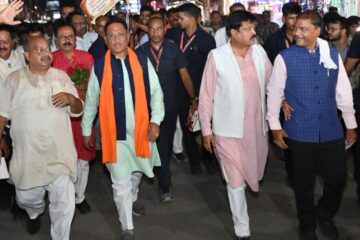 नवरात्रि पर्व के शुभ अवसर पर मुख्यमंत्री श्री विष्णु देव साय ने राजधानी रायपुर के एम.जी. रोड एवं आसपास के प्रमुख बाजारों का भ्रमण कर व्यापारियों और उपभोक्ताओं से आत्मीय संवाद किया। यह अवसर इसलिए भी विशेष रहा क्योंकि प्रधानमंत्री श्री नरेन्द्र मोदी जी के नेतृत्व में लागू जीएसटी 2.0 ने कर प्रणाली को नई सरलता और पारदर्शिता प्रदान की है। मुख्यमंत्री के आगमन से पूरे बाजार का वातावरण उल्लास और उत्साह से भर गया। जगह-जगह व्यापारियों और नागरिकों ने उनका स्वागत किया और “मोदी जी को धन्यवाद” के नारे गूंजते रहे। मुख्यमंत्री ने दुकानदारों से प्रत्यक्ष संवाद करते हुए जाना कि नई कर व्यवस्था से व्यापारियों और उपभोक्ताओं दोनों को कितना बड़ा लाभ मिला है।