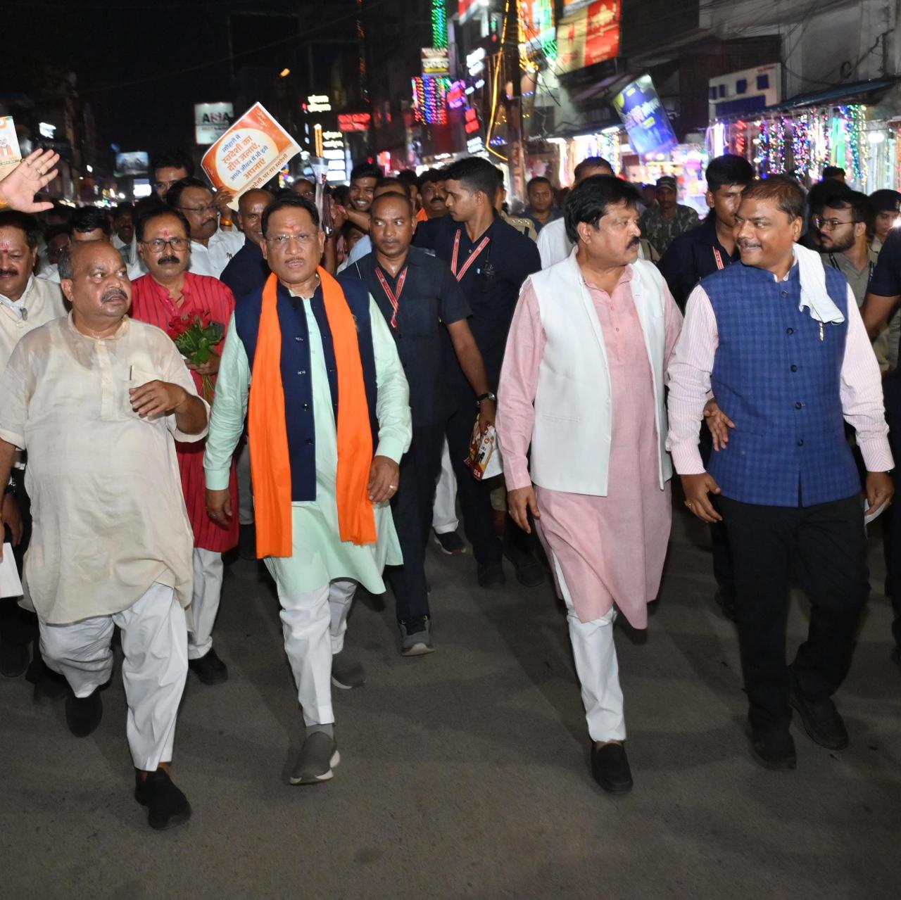 नवरात्रि पर्व के शुभ अवसर पर मुख्यमंत्री श्री विष्णु देव साय ने राजधानी रायपुर के एम.जी. रोड एवं आसपास के प्रमुख बाजारों का भ्रमण कर व्यापारियों और उपभोक्ताओं से आत्मीय संवाद किया। यह अवसर इसलिए भी विशेष रहा क्योंकि प्रधानमंत्री श्री नरेन्द्र मोदी जी के नेतृत्व में लागू जीएसटी 2.0 ने कर प्रणाली को नई सरलता और पारदर्शिता प्रदान की है। मुख्यमंत्री के आगमन से पूरे बाजार का वातावरण उल्लास और उत्साह से भर गया। जगह-जगह व्यापारियों और नागरिकों ने उनका स्वागत किया और “मोदी जी को धन्यवाद” के नारे गूंजते रहे। मुख्यमंत्री ने दुकानदारों से प्रत्यक्ष संवाद करते हुए जाना कि नई कर व्यवस्था से व्यापारियों और उपभोक्ताओं दोनों को कितना बड़ा लाभ मिला है।