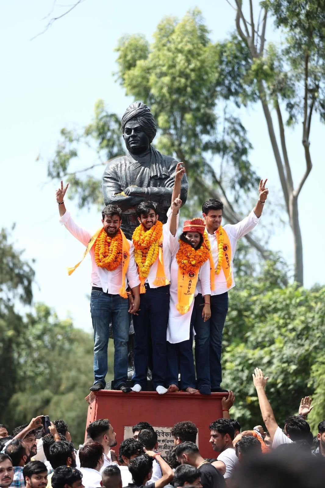 डूसू में एबीवीपी का दबदबा, आर्यन मान और दीपिका झा ने छात्रों को समर्पित की जीत