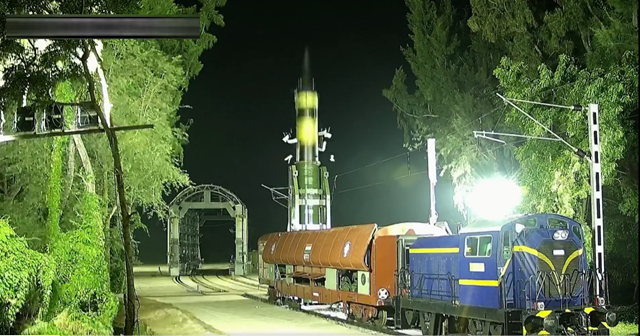 DRDO ने रेल आधारित मोबाइल लांचर से मध्यम दूरी की अग्नि-प्राइम मिसाइल का किया सफल प्रक्षेपण