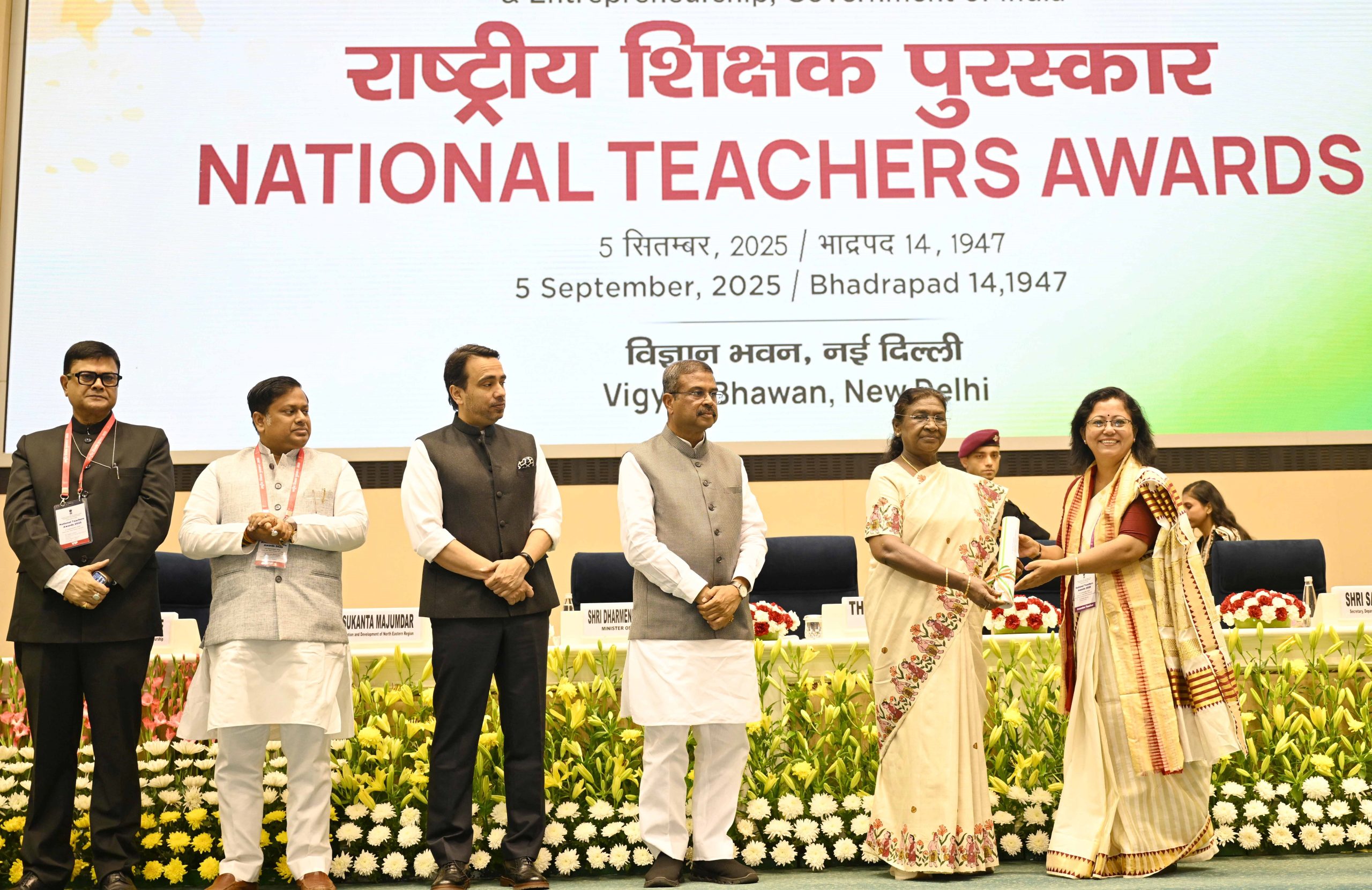 राष्ट्रपति मुर्मु ने शिक्षक दिवस पर शिक्षकों का सम्मान किया, कहा- बेटियों की शिक्षा और स्मार्ट शिक्षक से भारत बनेगा ज्ञान महाशक्ति