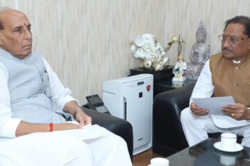 छत्तीसगढ़ के मुख्यमंत्री श्री विष्णुदेव साय ने आज नई दिल्ली में केंद्रीय रक्षा मंत्री श्री राजनाथ सिंह से उनके निवास पर सौजन्य मुलाक़ात की। बैठक में बिलासपुर एयरपोर्ट के विस्तार, रक्षा क्षेत्र के विकास, पूरे प्रदेश में सेना भर्ती रैलियों के आयोजन एवं नौसैनिक पोतों के नामकरण जैसे कई महत्वपूर्ण विषयों पर सार्थक चर्चा हुई। इस अवसर पर केंद्रीय आवासन एवं शहरी कार्य राज्यमंत्री श्री तोखन साहू और मुख्यमंत्री के प्रमुख सचिव श्री सुबोध कुमार सिंह भी उपस्थित थे।
