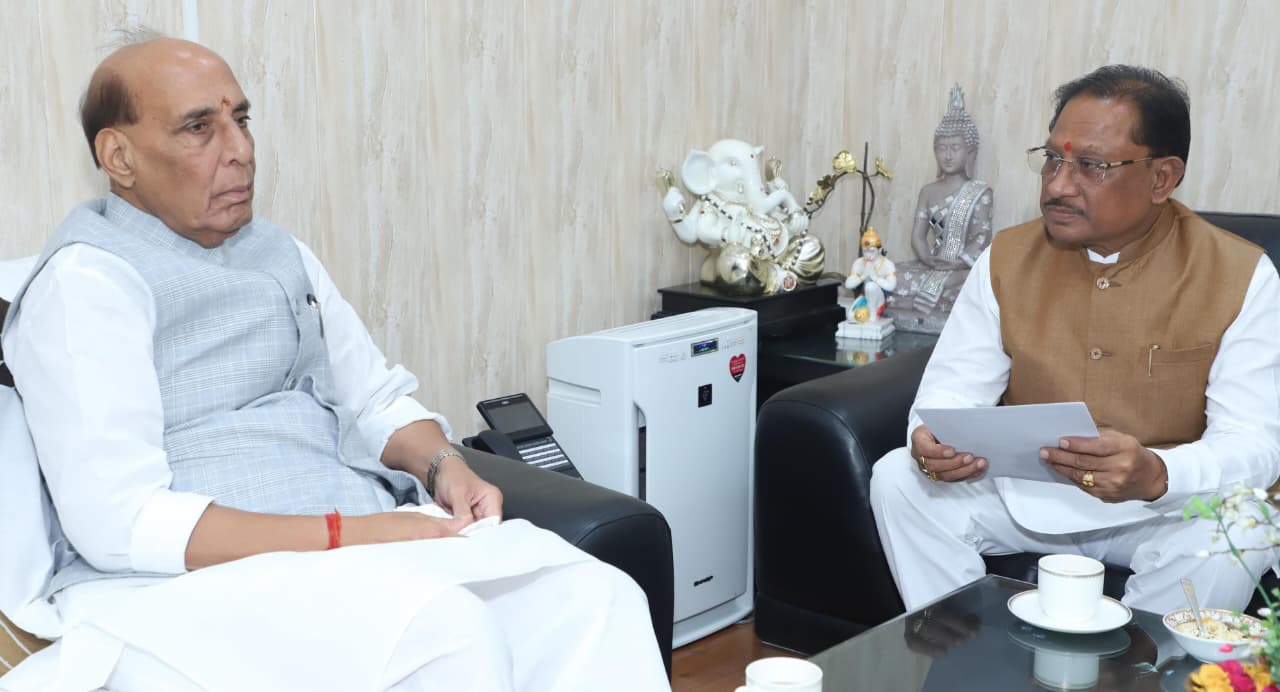 छत्तीसगढ़ के मुख्यमंत्री श्री विष्णुदेव साय ने आज नई दिल्ली में केंद्रीय रक्षा मंत्री श्री राजनाथ सिंह से उनके निवास पर सौजन्य मुलाक़ात की। बैठक में बिलासपुर एयरपोर्ट के विस्तार, रक्षा क्षेत्र के विकास, पूरे प्रदेश में सेना भर्ती रैलियों के आयोजन एवं नौसैनिक पोतों के नामकरण जैसे कई महत्वपूर्ण विषयों पर सार्थक चर्चा हुई। इस अवसर पर केंद्रीय आवासन एवं शहरी कार्य राज्यमंत्री श्री तोखन साहू और मुख्यमंत्री के प्रमुख सचिव श्री सुबोध कुमार सिंह भी उपस्थित थे।
