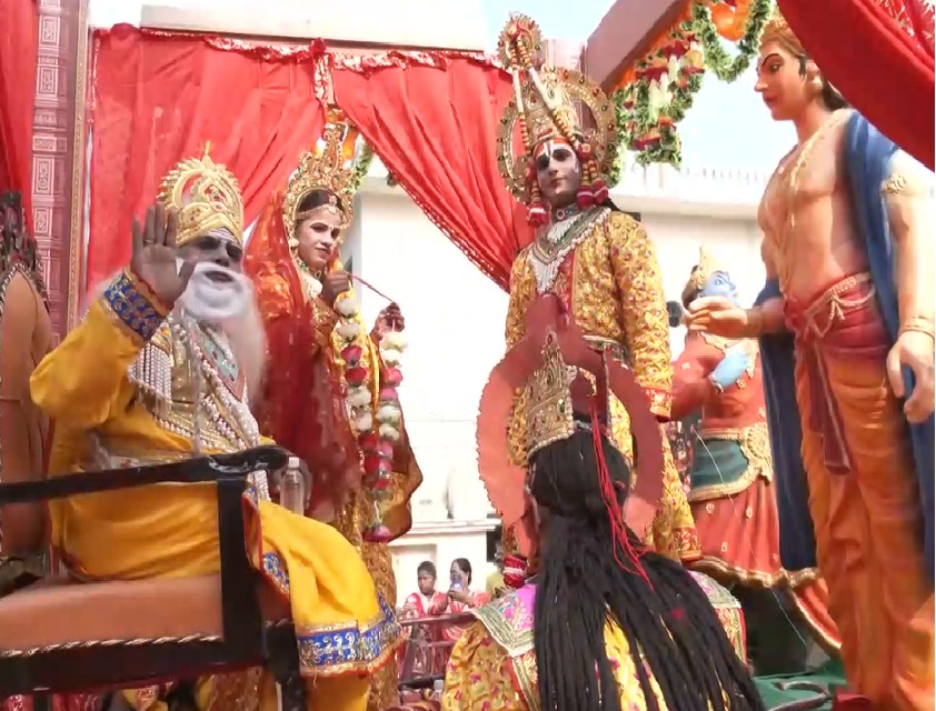 दीपोत्सव के मौके पर फूलों से सजी अयोध्या नगरी, झांकियां बनीं आकर्षण का केंद्र