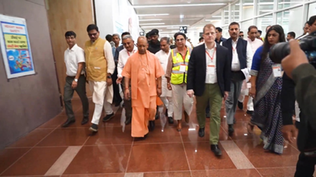 सीएम योगी ने हेलीकॉप्टर से लिया जेवर एयरपोर्ट का जायजा, अधिकारियों को दिए सख्त निर्देश