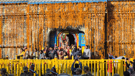 केदारनाथ धाम के कपाट शीतकाल के लिए बंद, इस अवसर पर फूलों से सजाया गया मंदिर