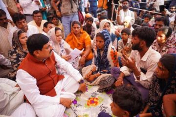 मुख्यमंत्री डॉ. मोहन यादव ने खण्डवा जिले में दुर्गा प्रतिमा विसर्जन के दौरान ट्रैक्टर ट्रॉली दुर्घटना के प्रभावित परिवारों से पंधाना पहुंचकर संवेदना प्रकट की। मुख्यमंत्री डॉ. यादव ने पीड़ित परिवारों को हर संभव मदद के लिए आश्वस्त किया। मुख्यमंत्री डॉ. यादव ने पूर्व निर्धारित अपने सभी कार्यक्रम निरस्त कर पंधाना पहुंचकर प्रभावित परिवारों से मिलकर शोक-संवेदना व्यक्त की और उन्हें ढांढस बंधाया।