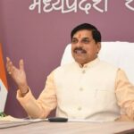 मुख्यमंत्री डॉ. मोहन यादव ने श्रीकृष्ण गुरूकुल शिक्षा यात्रा में शामिल सभी संतों, तीर्थ पुरोहित महासंघ, धर्म यात्रा महासंघ और विश्व हिंदू परिषद का अभिनंदन करते हुए कहा कि आज उज्जैन एक अद्भुत क्षण का साक्षी बन रहा है। यात्रा में सम्मिलित सभी सहभागी उस मार्ग पर चलकर आए हैं, जिस पर हमारे आराध्य श्रीकृष्ण शिक्षा ग्रहण करने के लिए मथुरा से उज्जैन स्थित आचार्य सांदीपनी के आश्रम पधारे थे। संतगण को उस पावन मार्ग से गुजरने का अवसर मिला, जहां श्रीकृष्ण की चरणरज पड़ी थी। मुख्यमंत्री डॉ. यादव मथुरा से आरंभ श्रीकृष्ण गुरूकुल शिक्षा यात्रा के उज्जैन में आयोजित समापन समारोह को भोपाल स्थित मुख्यमंत्री निवास से वर्चुअली संबोधित कर रहे थे।