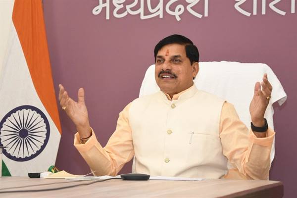 मुख्यमंत्री डॉ. मोहन यादव ने श्रीकृष्ण गुरूकुल शिक्षा यात्रा में शामिल सभी संतों, तीर्थ पुरोहित महासंघ, धर्म यात्रा महासंघ और विश्व हिंदू परिषद का अभिनंदन करते हुए कहा कि आज उज्जैन एक अद्भुत क्षण का साक्षी बन रहा है। यात्रा में सम्मिलित सभी सहभागी उस मार्ग पर चलकर आए हैं, जिस पर हमारे आराध्य श्रीकृष्ण शिक्षा ग्रहण करने के लिए मथुरा से उज्जैन स्थित आचार्य सांदीपनी के आश्रम पधारे थे। संतगण को उस पावन मार्ग से गुजरने का अवसर मिला, जहां श्रीकृष्ण की चरणरज पड़ी थी। मुख्यमंत्री डॉ. यादव मथुरा से आरंभ श्रीकृष्ण गुरूकुल शिक्षा यात्रा के उज्जैन में आयोजित समापन समारोह को भोपाल स्थित मुख्यमंत्री निवास से वर्चुअली संबोधित कर रहे थे।