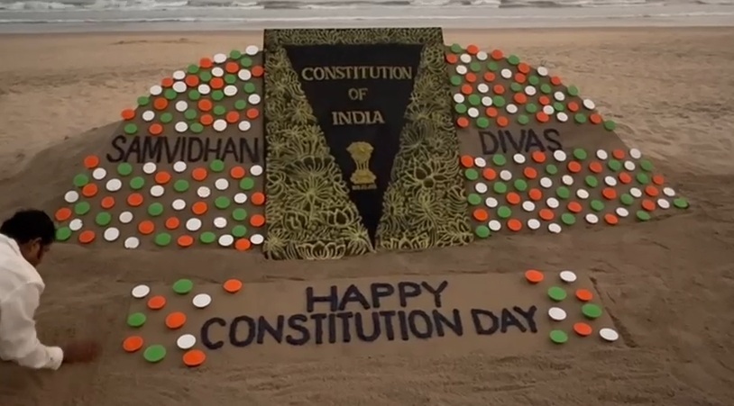 संविधान दिवस 2025: पुरी बीच पर सुदर्शन पटनायक ने 6 टन रेत से बनाया शानदार सैंड आर्ट