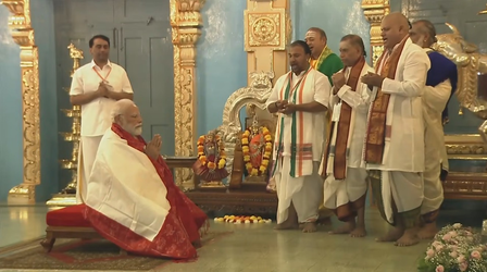 पीएम मोदी ने पुट्टपर्थी में श्री सत्य साईं बाबा के पवित्र श्राइन और महासमाधि पर की पूजा