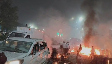 नई दिल्ली : लाल किले के पास कार में धमाका, तीन गाड़ियों में लगी आग