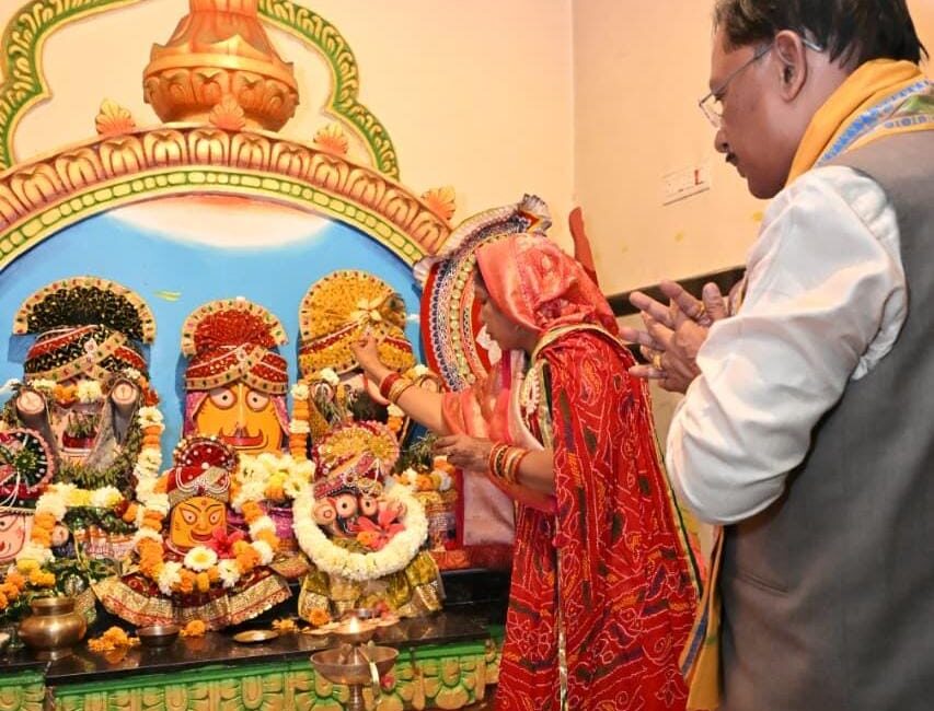 62वें जन्मदिवस पर मुख्यमंत्री श्री विष्णुदेव साय ने श्री जगन्नाथ मंदिर में पूजा-अर्चना कर प्रदेशवासियों के सुख-समृद्धि की कामना की