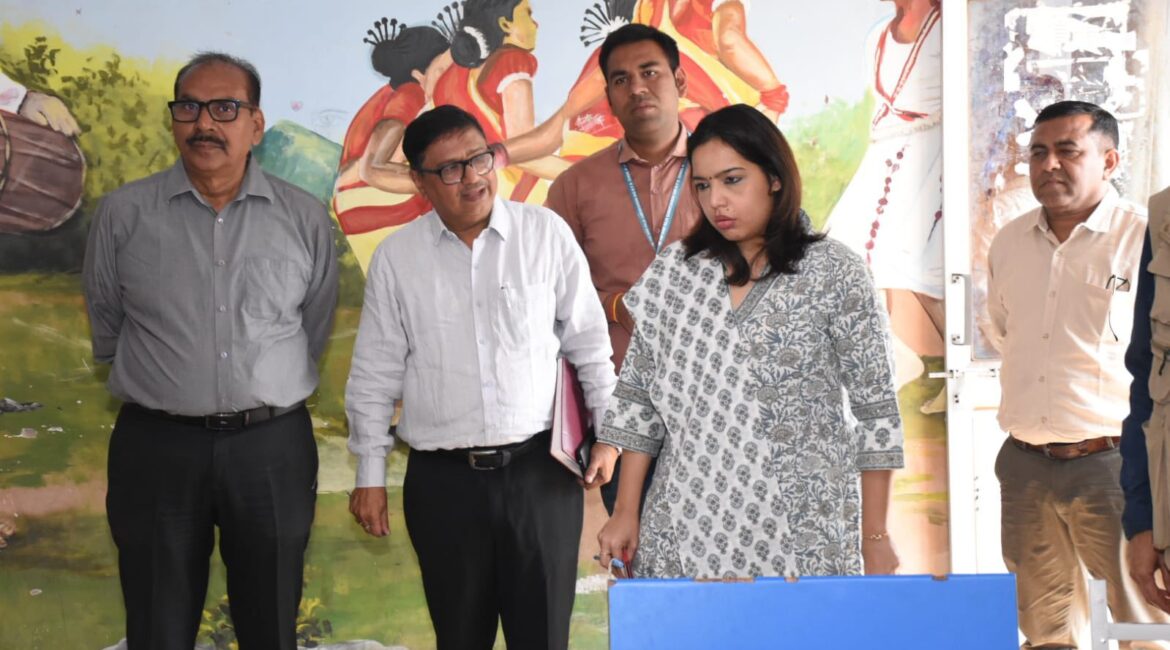 प्रभारी कलेक्टर एवं जिला पंचायत सीईओ ने पीएमश्री सर्वेश्वरदास शासकीय नगर पालिक निगम विद्यालय का किया निरीक्षण