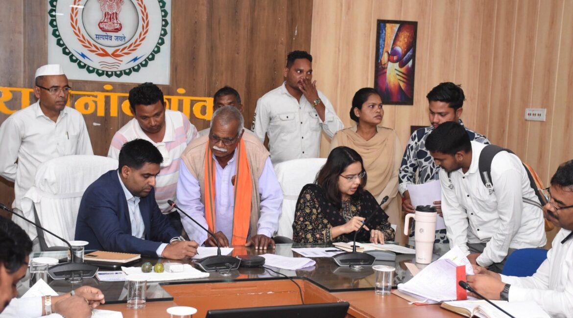 कलेक्टर ने जनदर्शन में गंभीरता से सुनी नागरिकों की समस्याएं