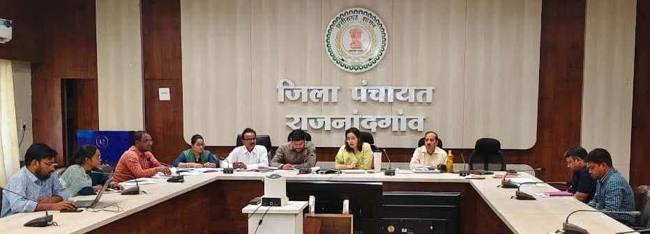 सीईओ जिला पंचायत ने वीडियो कान्फ्रेंसिंग के माध्यम से विभिन्न योजनाओं एवं विकास कार्यों के प्रगति की समीक्षा की