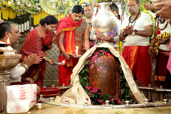 मुख्यमंत्री डॉ. यादव ने सपत्नीक महाशिवरात्रि पर्व पर श्री महाकाल के दर्शन कर पूजन-अर्चन किया