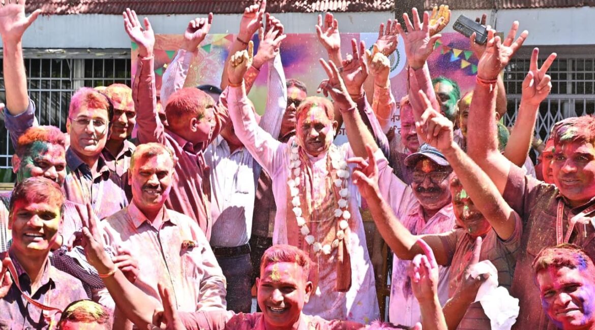 मुख्यमंत्री निवास में होली के रंगों की बौछार: मुख्यमंत्री श्री विष्णु देव साय ने अधिकारियों-कर्मचारियों संग खेली होली