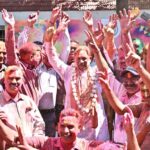 मुख्यमंत्री निवास में होली के रंगों की बौछार: मुख्यमंत्री श्री विष्णु देव साय ने अधिकारियों-कर्मचारियों संग खेली होली