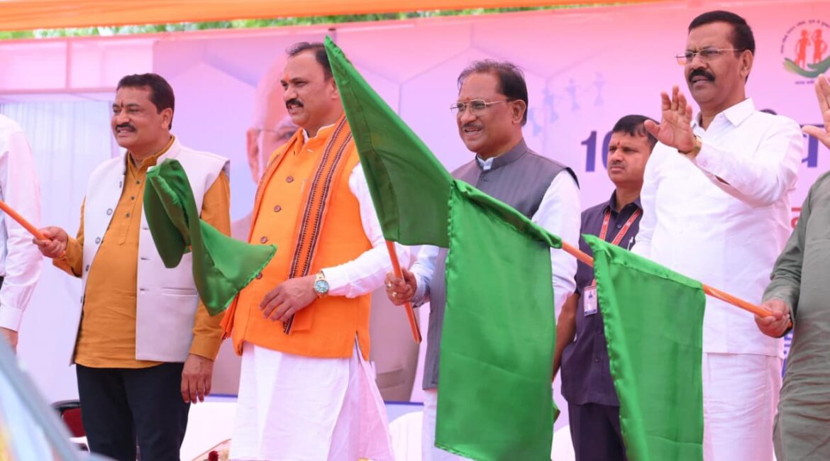 प्रदेश की लाइफलाइन हुई सशक्त: मुख्यमंत्री श्री विष्णुदेव साय ने 370 नई एम्बुलेंस को दिखाई हरी झंडी