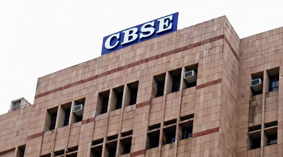 CBSE ने पेपर क्यूआर कोड रिक्रॉल प्रैंक पर सफाई दी : प्रश्नपत्र असली, सुरक्षा में कोई समझौता नहीं