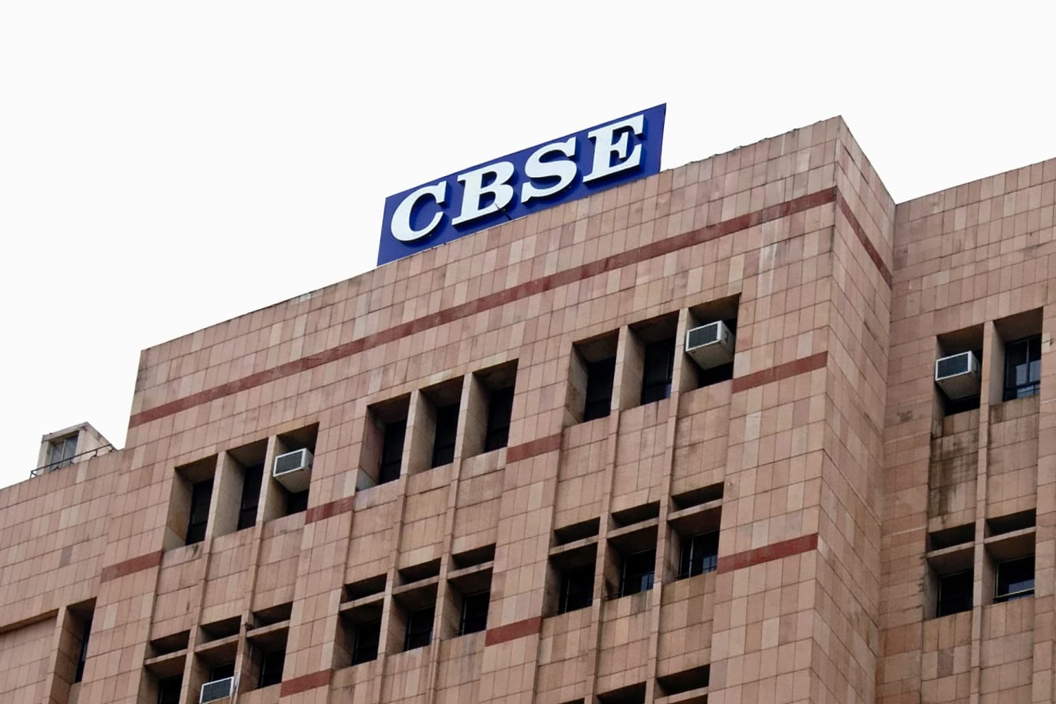 CBSE ने पेपर क्यूआर कोड रिक्रॉल प्रैंक पर सफाई दी : प्रश्नपत्र असली, सुरक्षा में कोई समझौता नहीं