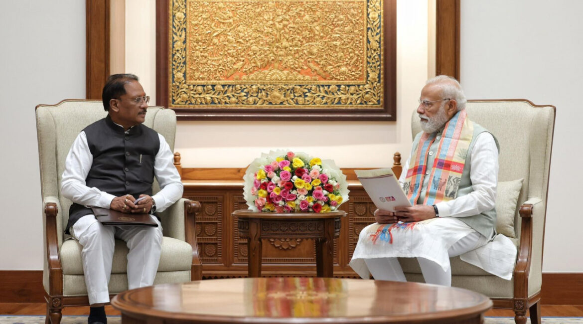 बस्तर 2.0 की शुरुआत : मुख्यमंत्री साय ने पीएम मोदी को दिया आमंत्रण, विकास का ब्लूप्रिंट सौंपा