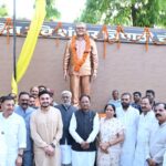 मुख्यमंत्री श्री विष्णु देव साय ने अम्बिकापुर में भटगांव विधानसभा के पूर्व विधायक पंडित रविशंकर त्रिपाठी की प्रतिमा का किया अनावरण