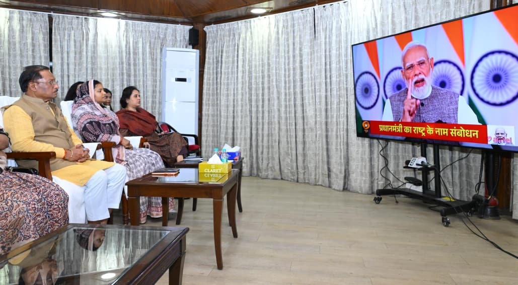 मुख्यमंत्री श्री विष्णुदेव साय ने आज राजधानी रायपुर स्थित मुख्यमंत्री निवास में प्रधानमंत्री श्री नरेंद्र मोदी के नारी शक्ति वंदन अधिनियम के सम्बन्ध में राष्ट्र के नाम प्रसारित संबोधन का श्रवण किया