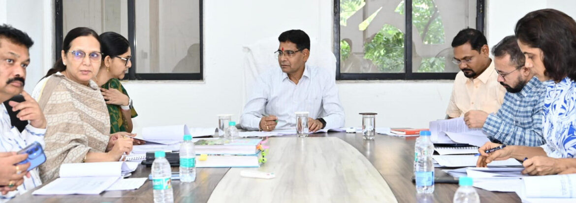 राजस्व कार्यों में ढिलाई पर सख्त:लंबित प्रकरणों के निपटारे और राजस्व वसूली में तेजी लाने मंत्री ने दिए निर्देश