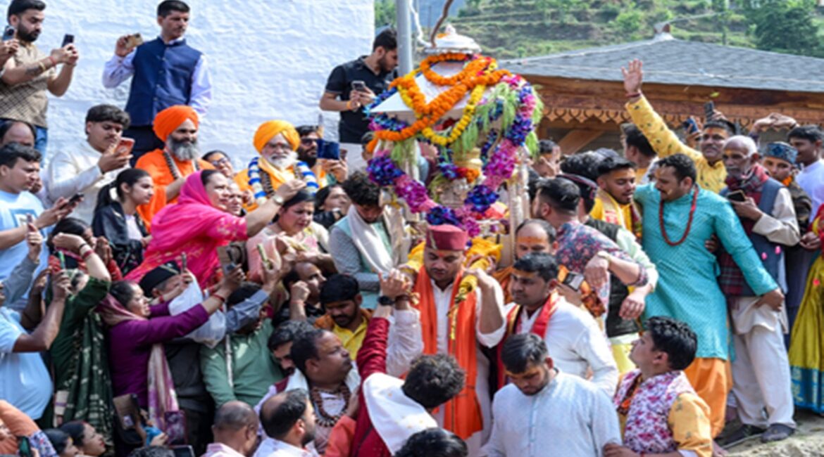 केदारनाथ डोली यात्रा शुरू, हजारों लोग हिमालयी तीर्थस्थल की पवित्र यात्रा में शामिल हुए