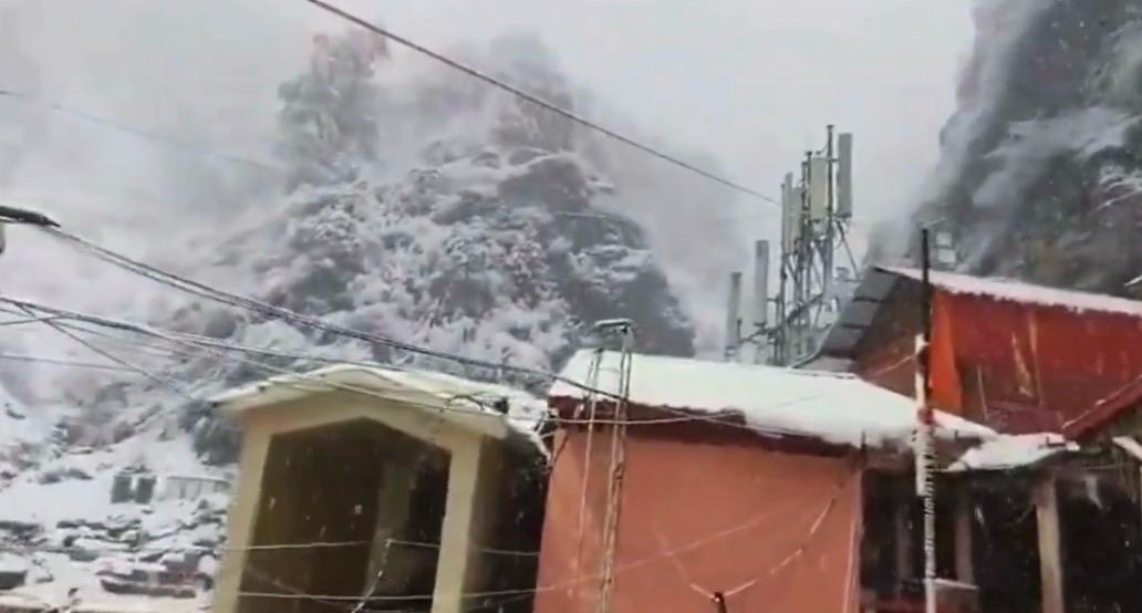 भारी बर्फबारी के बावजूद केदारनाथ यात्रा की तैयारियां तेज गति से जारी