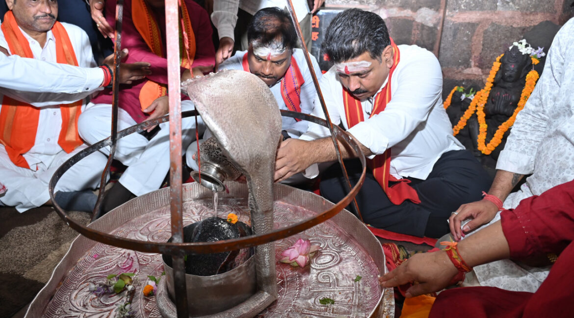 उप मुख्यमंत्री श्री विजय शर्मा, वन मंत्री श्री केदार कश्यप एवं सांसद श्री संतोष पाण्डेय ने भोरमदेव मंदिर में की पूजा-अर्चना