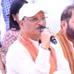 सरगुजा जिले के ग्राम सिलमा में अचानक उतरा मुख्यमंत्री श्री साय का हेलीकॉप्टर