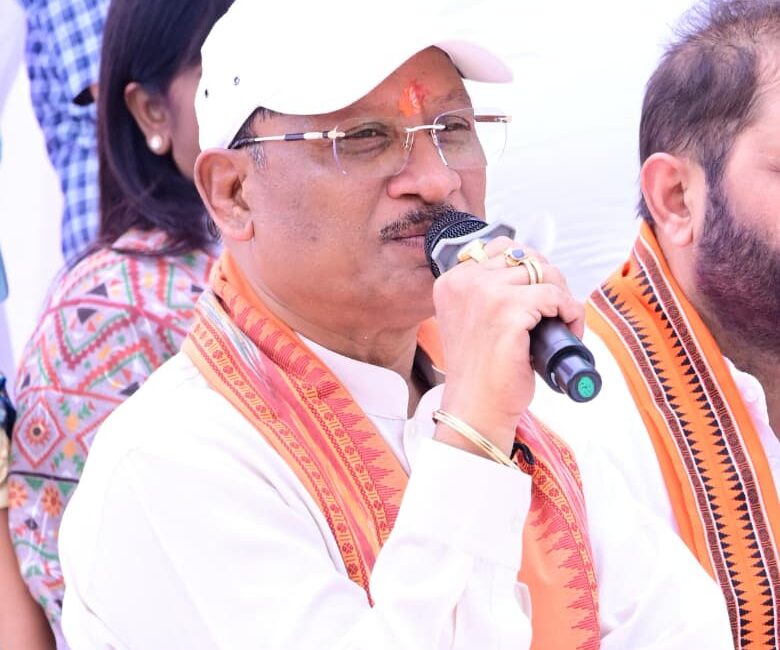 सरगुजा जिले के ग्राम सिलमा में अचानक उतरा मुख्यमंत्री श्री साय का हेलीकॉप्टर