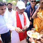 एक ग्रामीण का न्योता, मुख्यमंत्री का अपनापन – प्रधानमंत्री आवास से साकार हुआ सपना, मुख्यमंत्री ने कराया गृह प्रवेश
