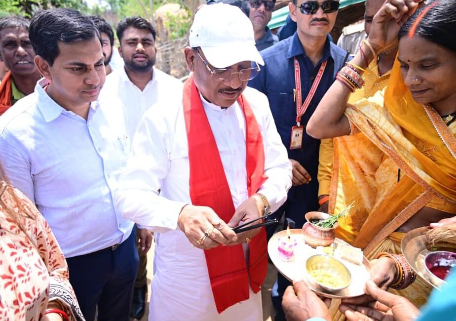 एक ग्रामीण का न्योता, मुख्यमंत्री का अपनापन – प्रधानमंत्री आवास से साकार हुआ सपना, मुख्यमंत्री ने कराया गृह प्रवेश
