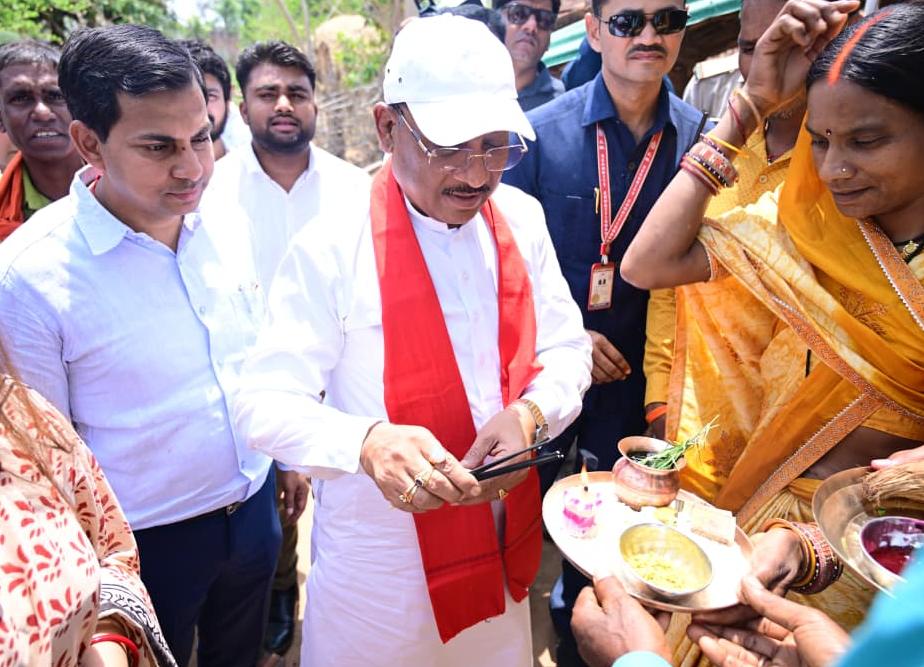 एक ग्रामीण का न्योता, मुख्यमंत्री का अपनापन – प्रधानमंत्री आवास से साकार हुआ सपना, मुख्यमंत्री ने कराया गृह प्रवेश